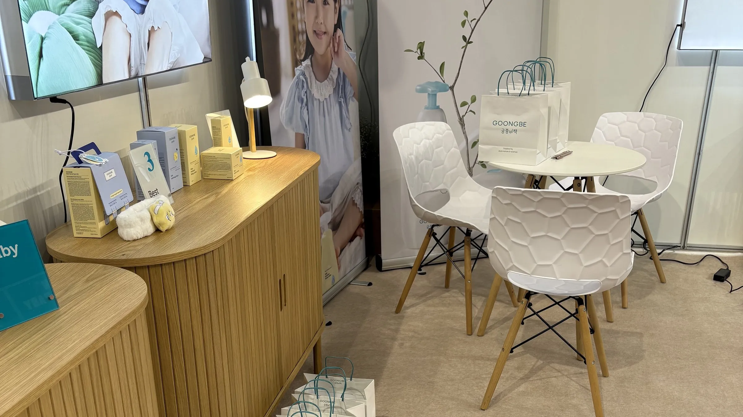 Stánok Hana Cosmetics so sortimentom Goongbe na veľtrhu BabyMama Expo 2025 v Budapešti